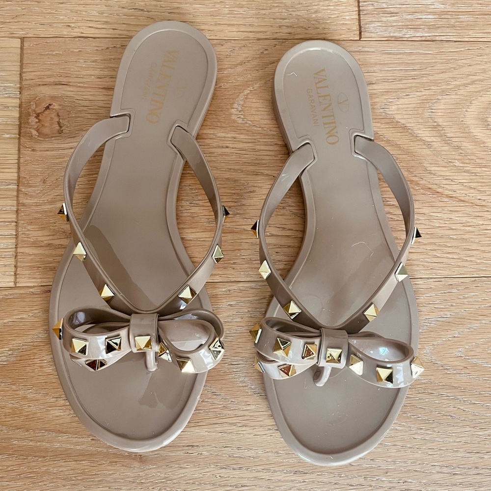 Valentino Rockstud flip flop sandals nude color 39 8/9